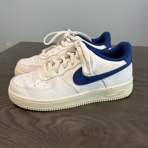 Nike Boys Air Force 1 Sneaker Size 5,5 Y